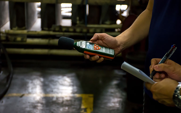 Prise d'empreintes de l'oreille par le technicien de prévention Cotral Lab